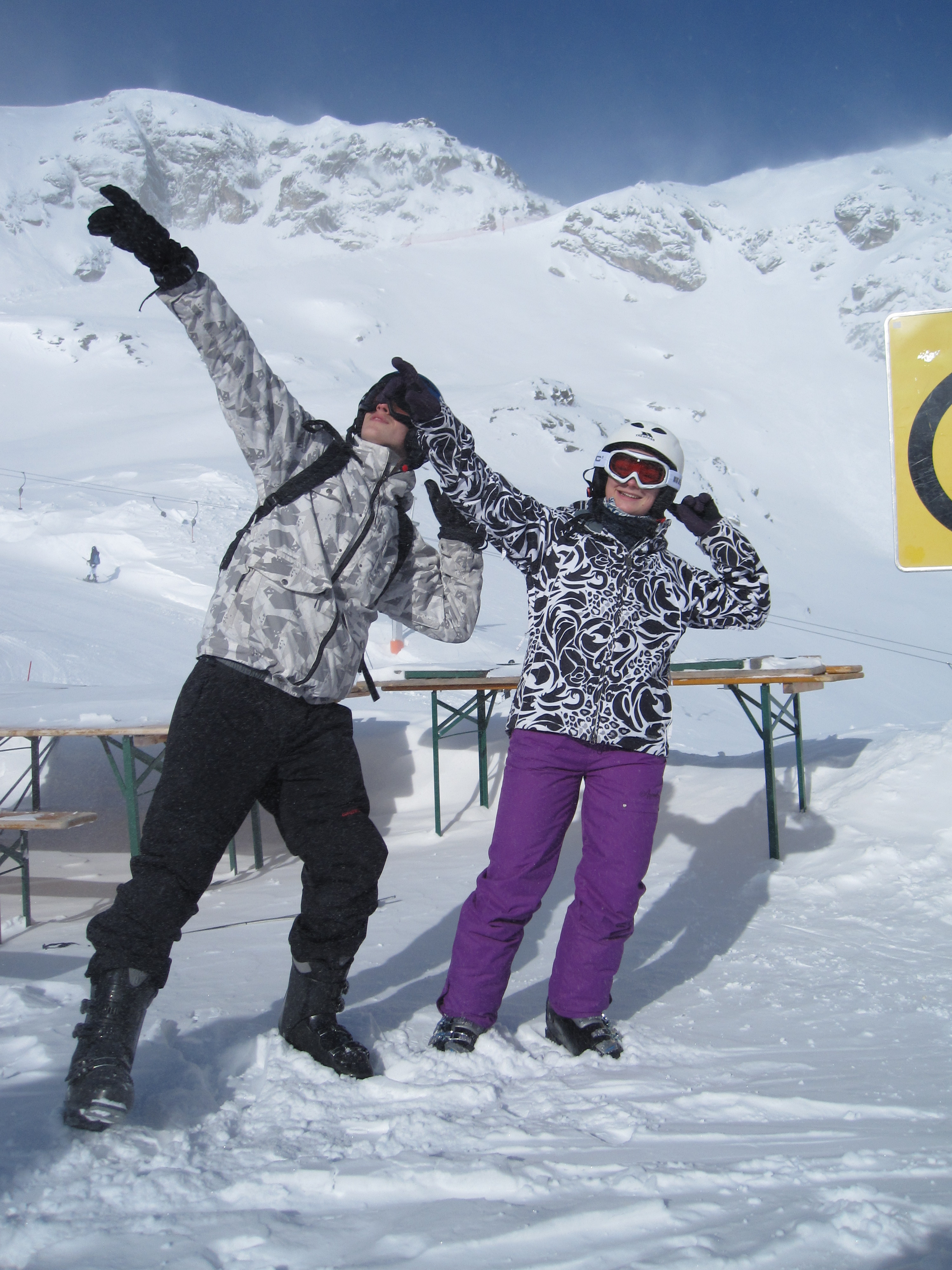 2-ski-lads-pointing.JPG
