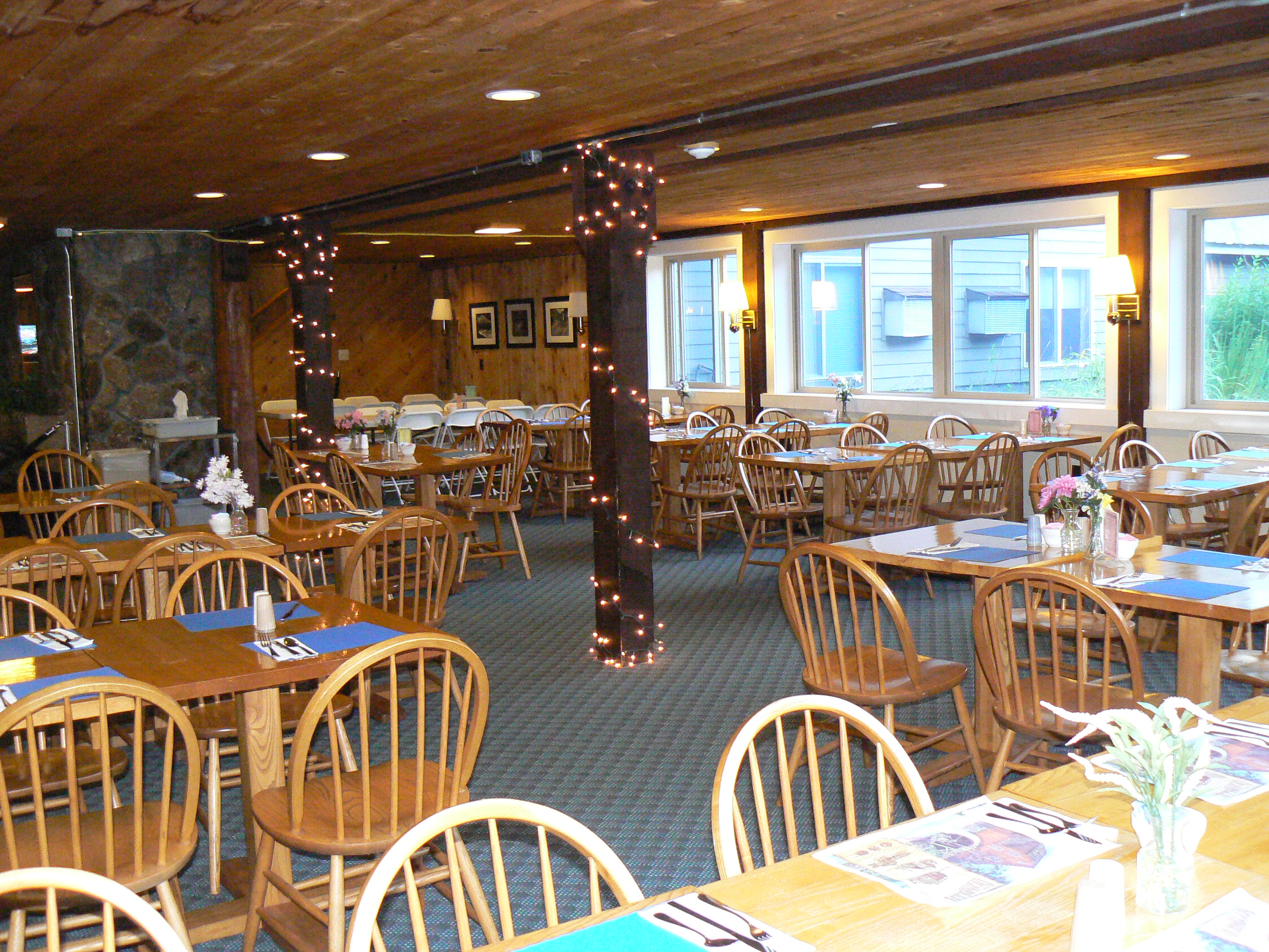 SnowyOwlInn_DiningRoom_1.JPG