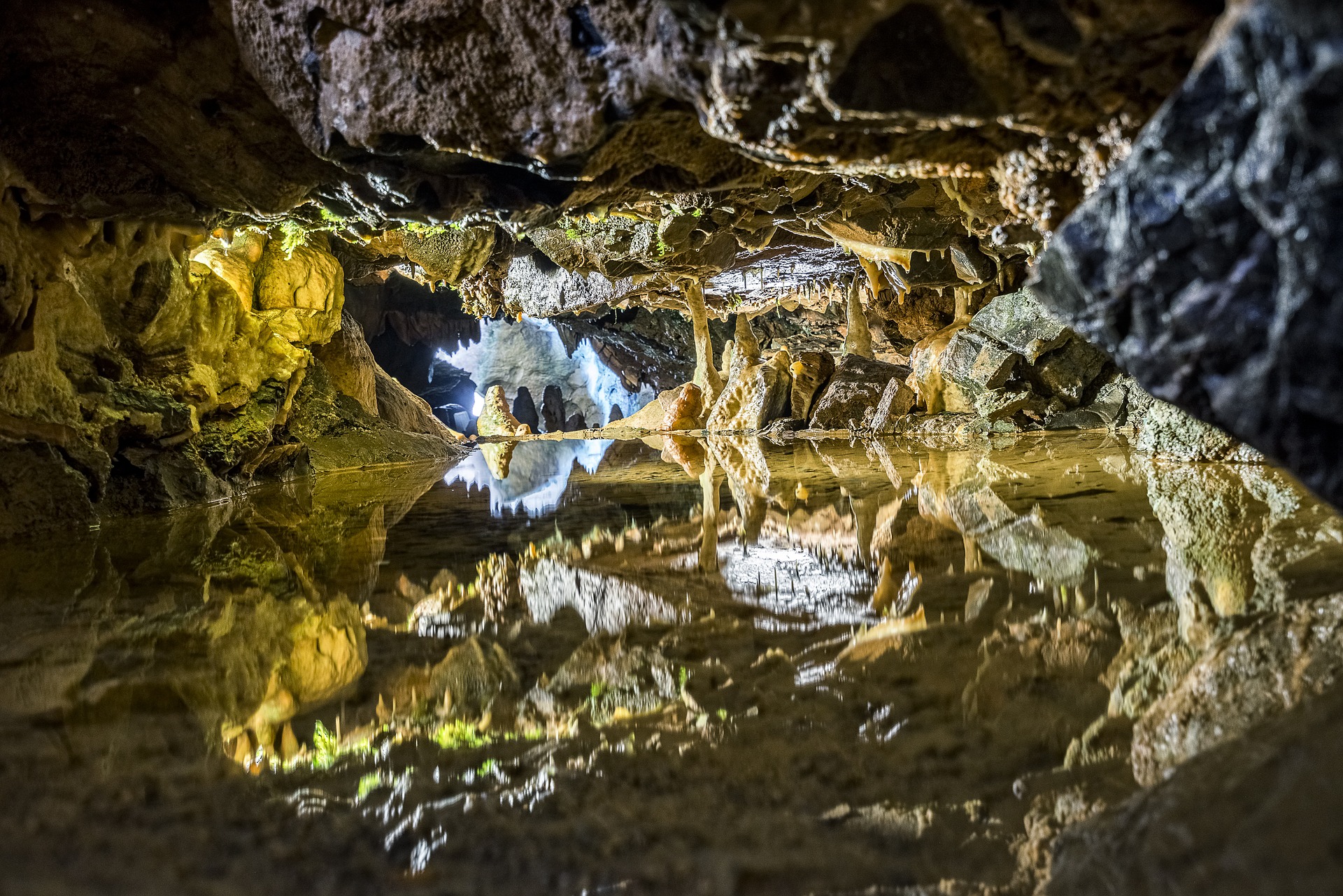 cheddar-gorge-cave-stalactites-gb510df0a3_1920.jpg