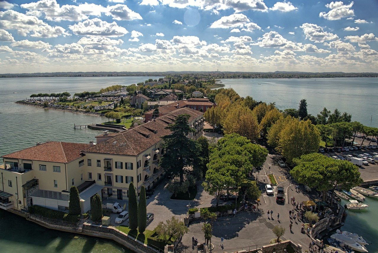 garda-sirmione-italy-5185484_1280.jpg