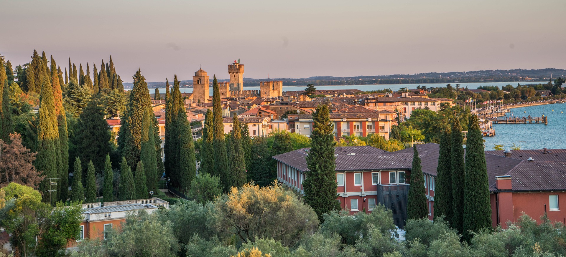 lake-garda-sirmione-sunset-959183_1920.jpg