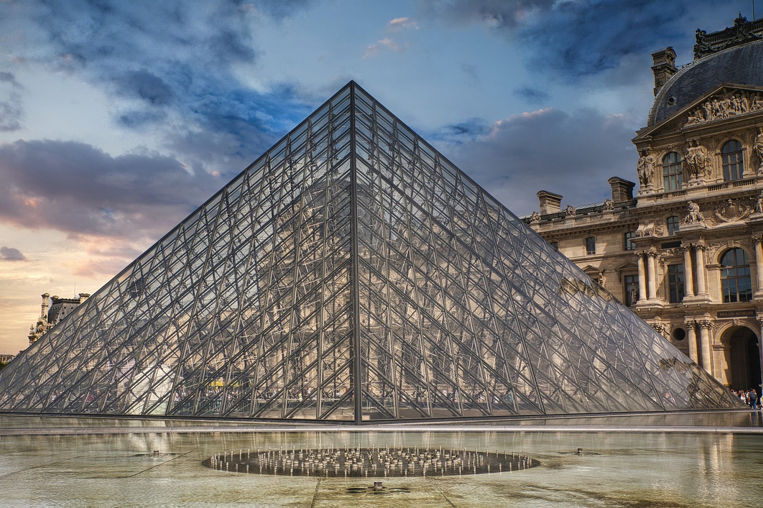 louvre-pyramid-5431662_1920-1.jpg