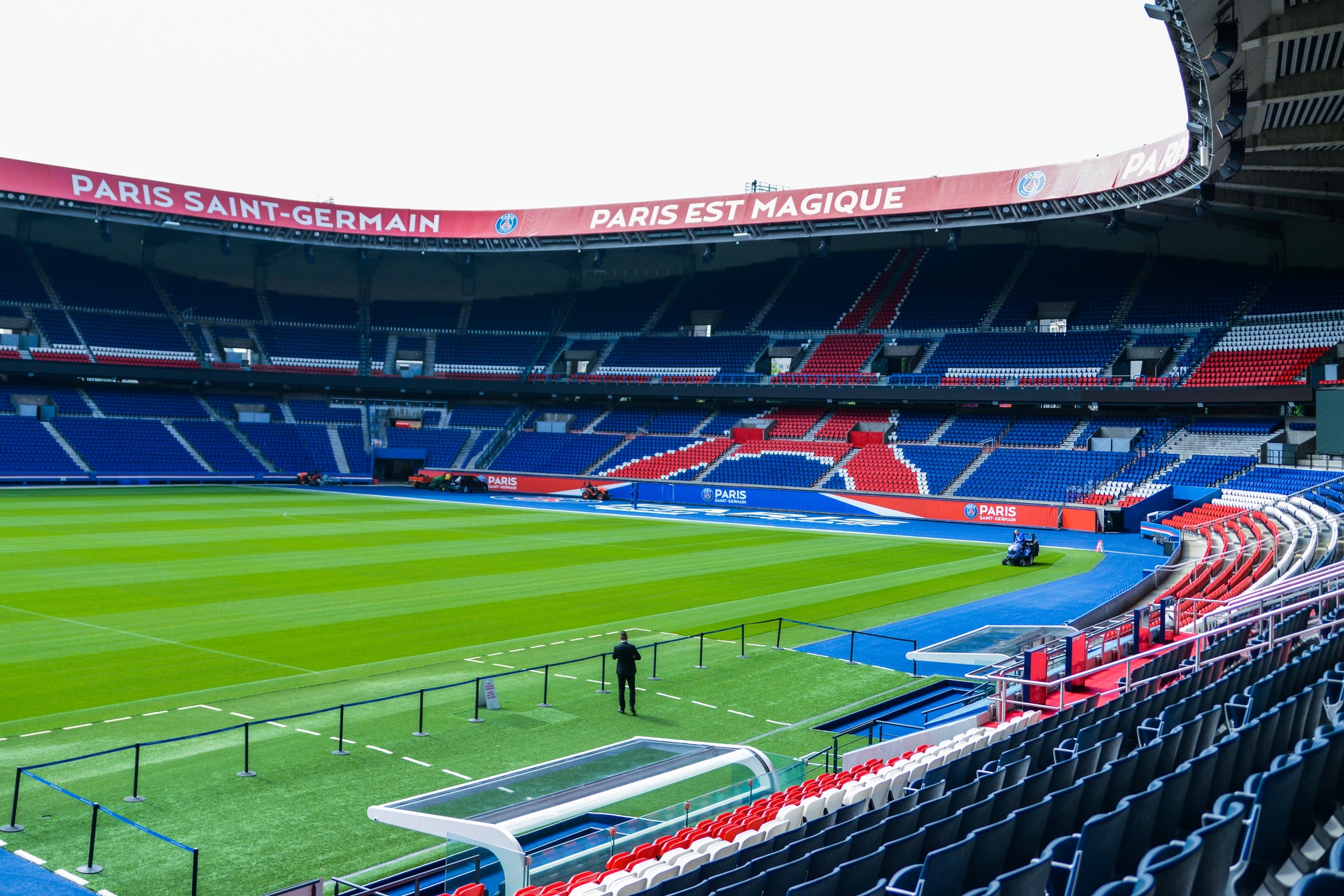 psg-parc-des-princes-tim-l-productions-2wbnzrc-tHs-unsplash.jpg