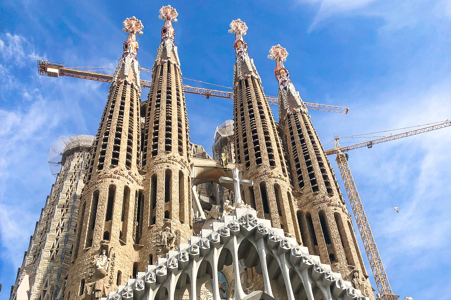 sagrada-familia-square-lab-J7s-maEERqA-unspl-2.jpg