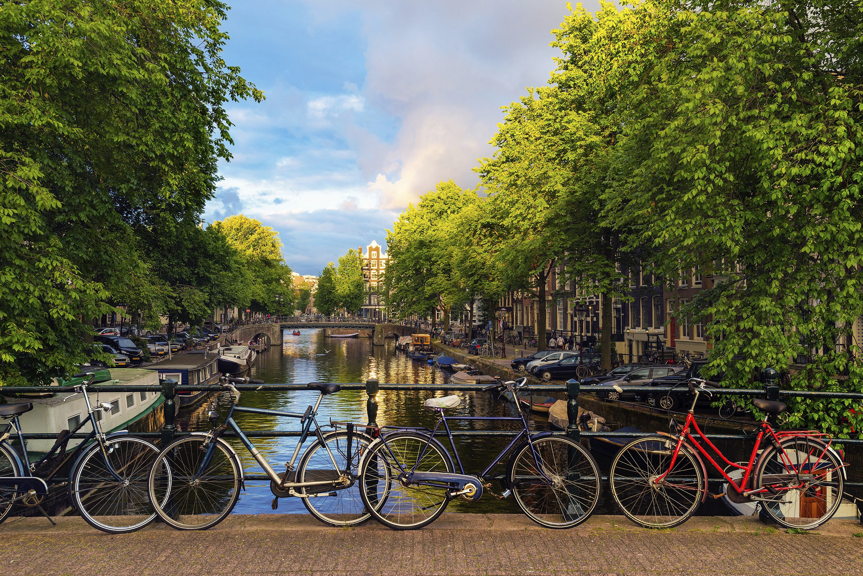 amsterdam-iStock_000057518724_Large.jpg