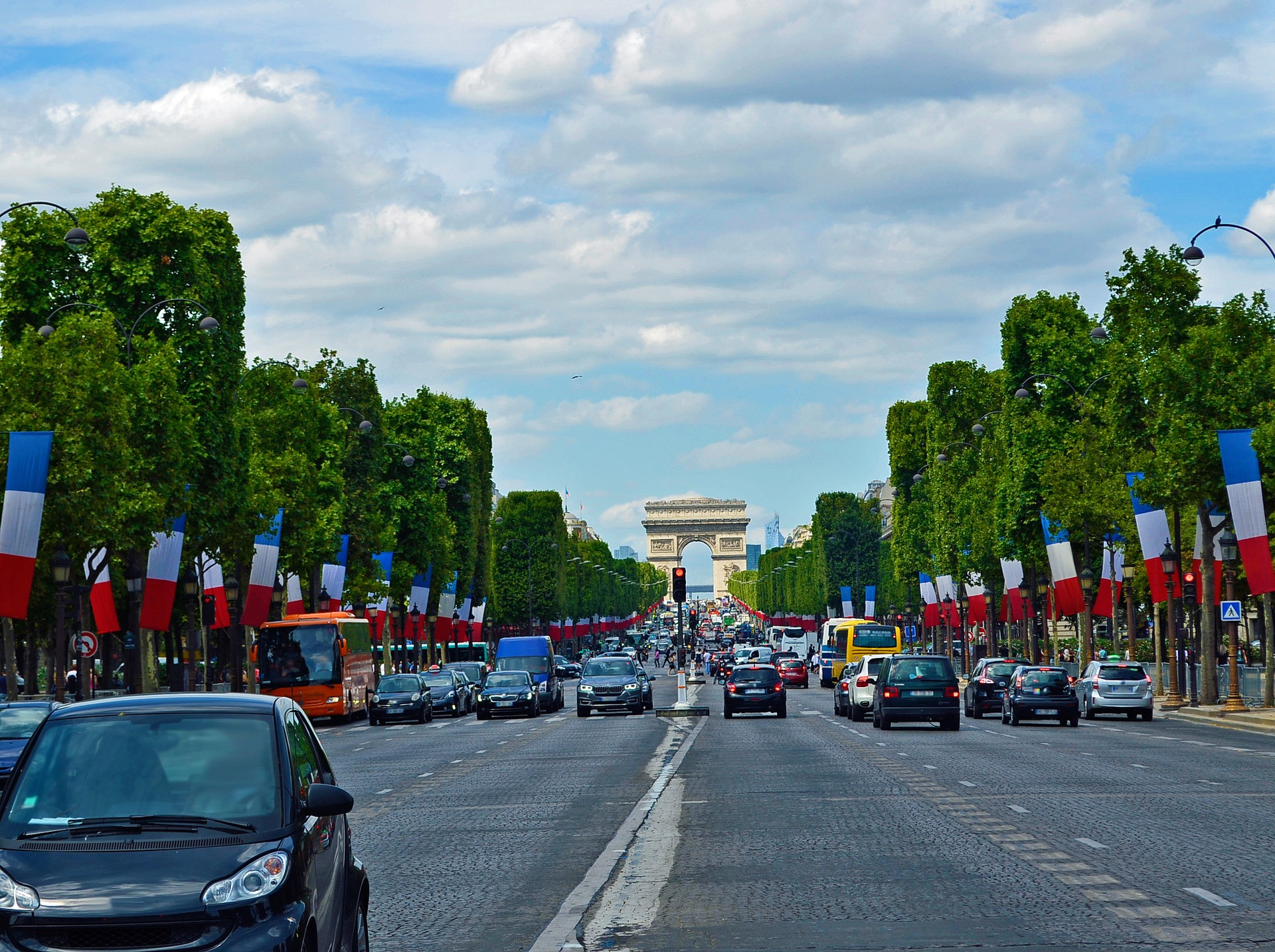 champs-elysees-road-1999585_1920.jpg