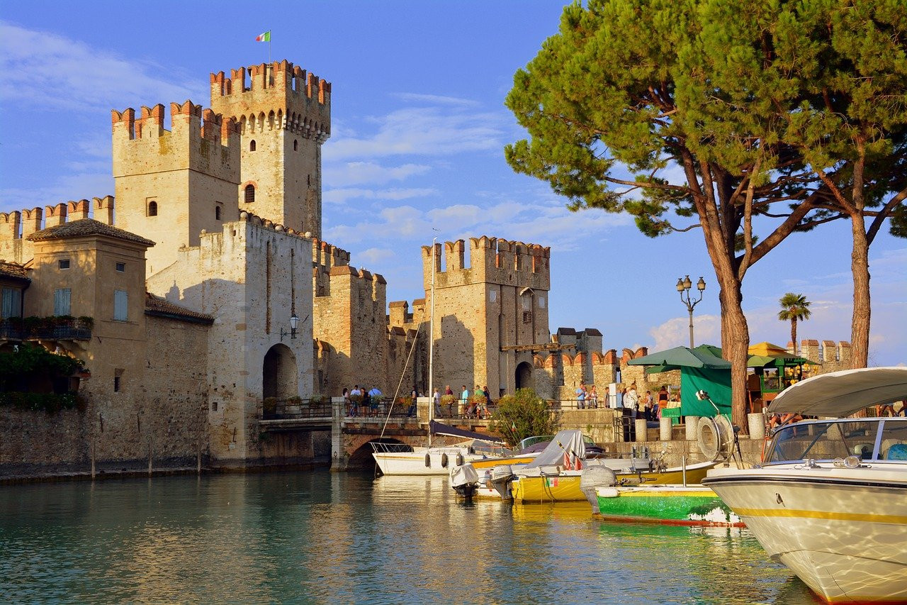 garda-sirmione-castle-3690964_1280.jpg
