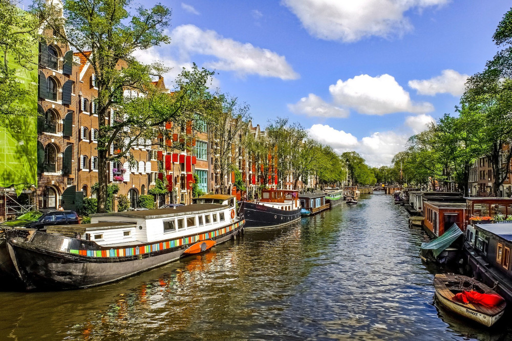 netherlands-canal-2659062_1920.jpg