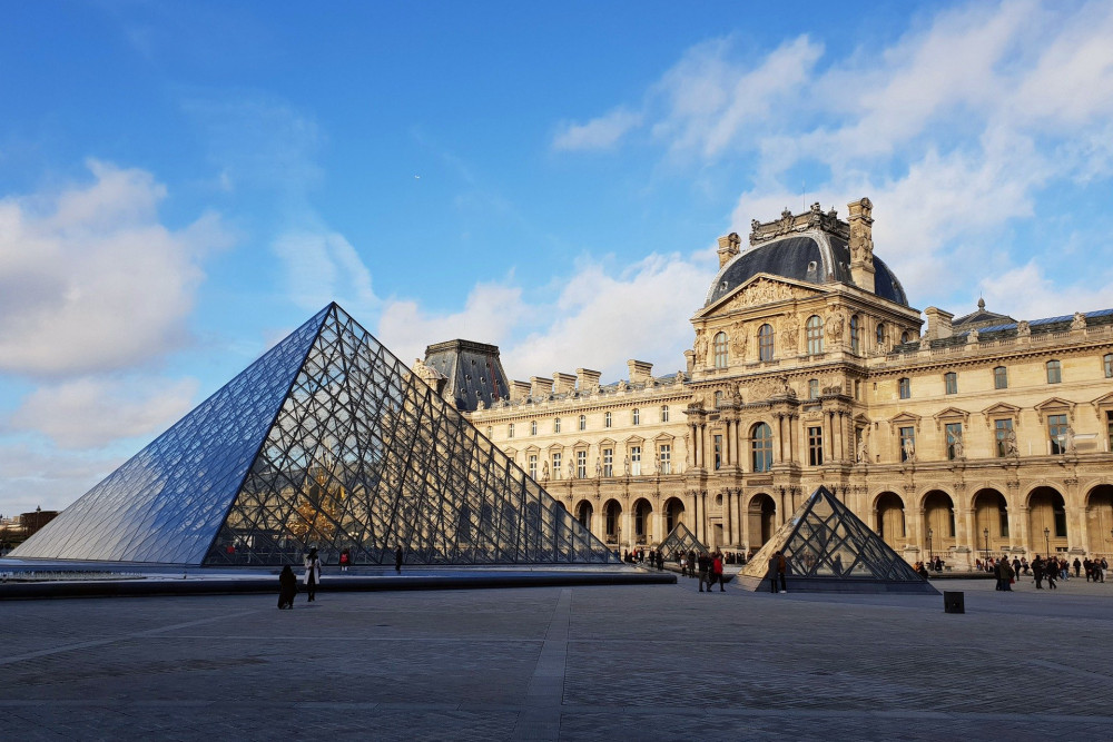paris-louvre-5767708_1920.jpg