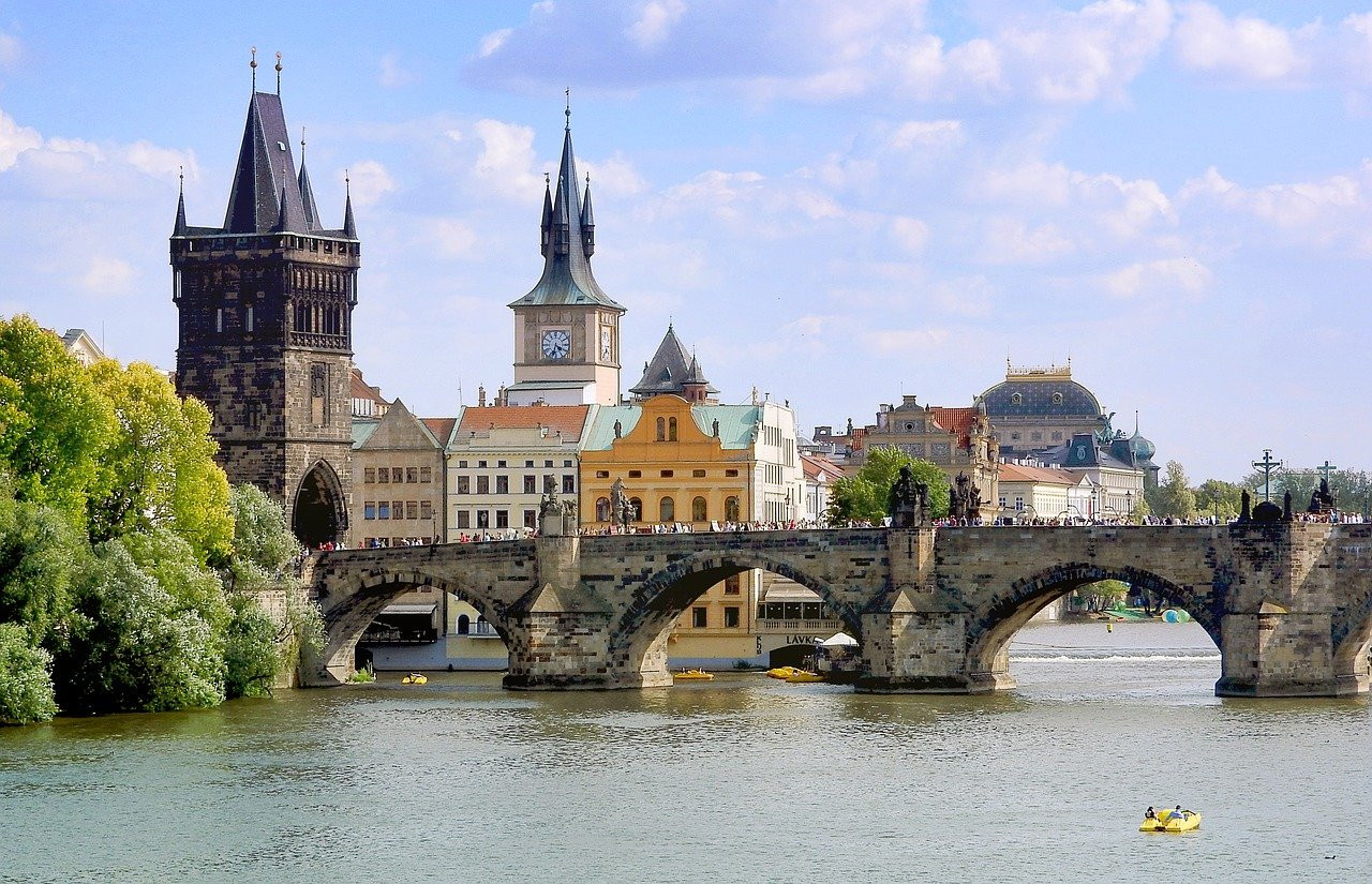 prague-charles-bridge-3504485_1280.jpg