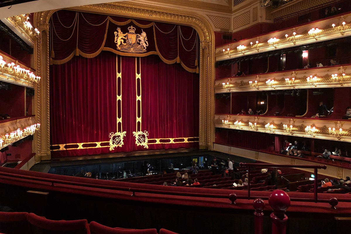 roh-opera-gabriel-varaljay-TwP4GjKC_3w-unsplash1.jpg