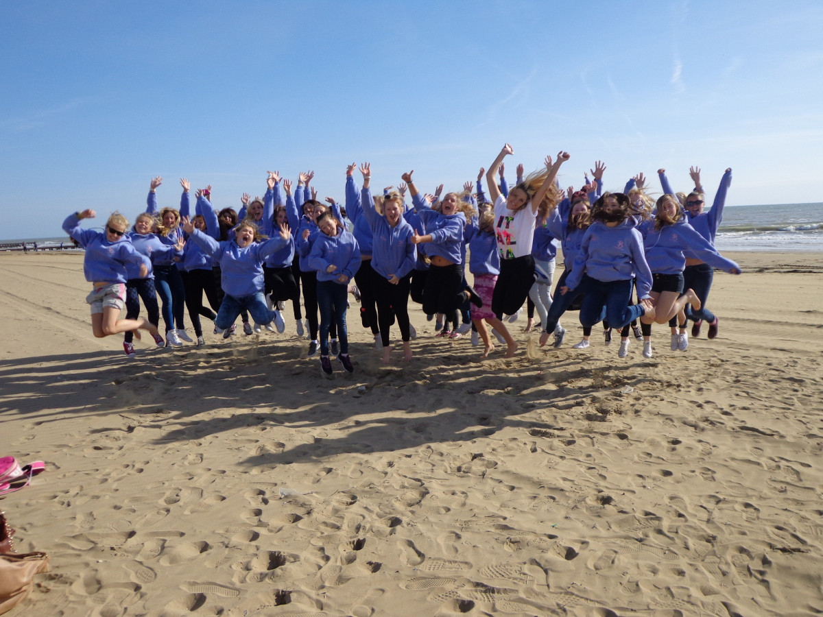 school-group-on-beach.jpg